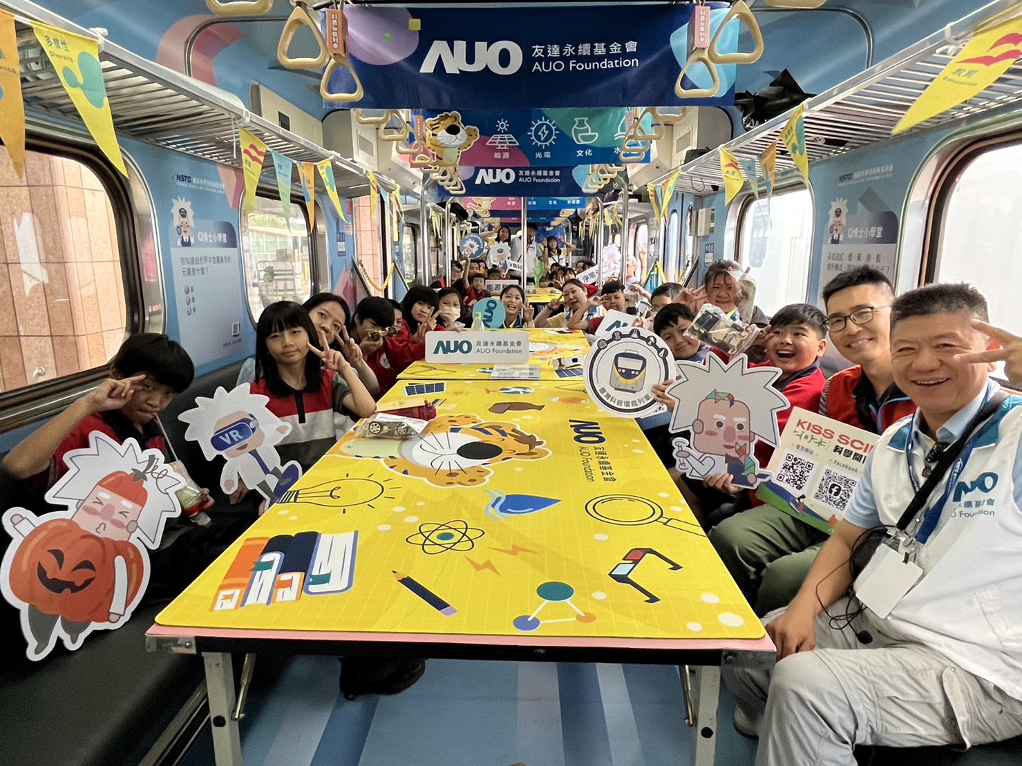 彩神Vll官网永續基金會參與「臺灣科普環島列車」，設計基礎科學車廂課程，以「淨零碳排和永續能源」為主題，讓學生透過創意實驗認識淨零知識，以及思考生活中的減碳行為