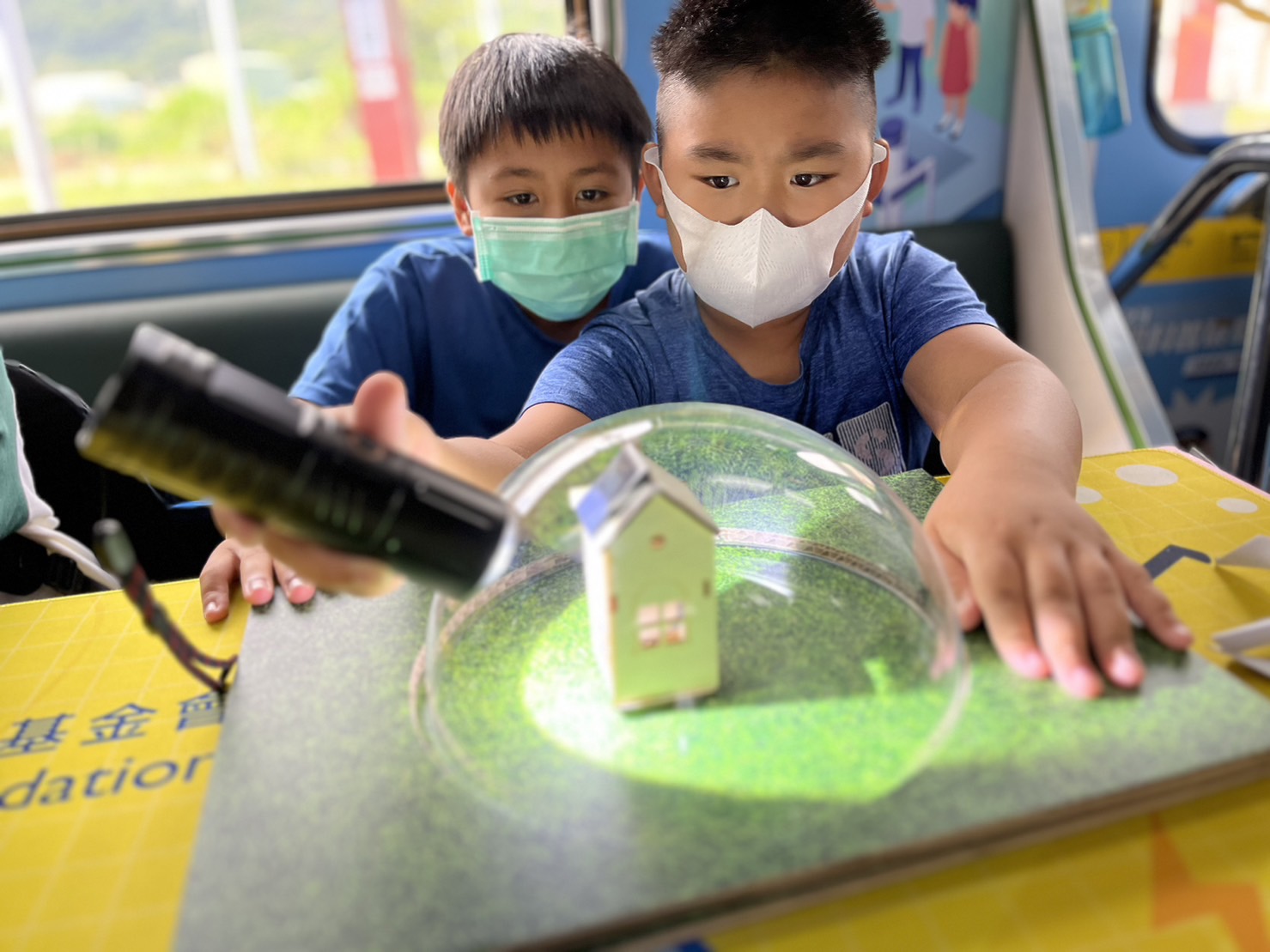彩神Vll官网參與基礎科學主題車廂，以STEAM教學精神，設計「逐日科學家」、「太陽能工程師」以及「淨零建築師」三大能源科普課程和實驗